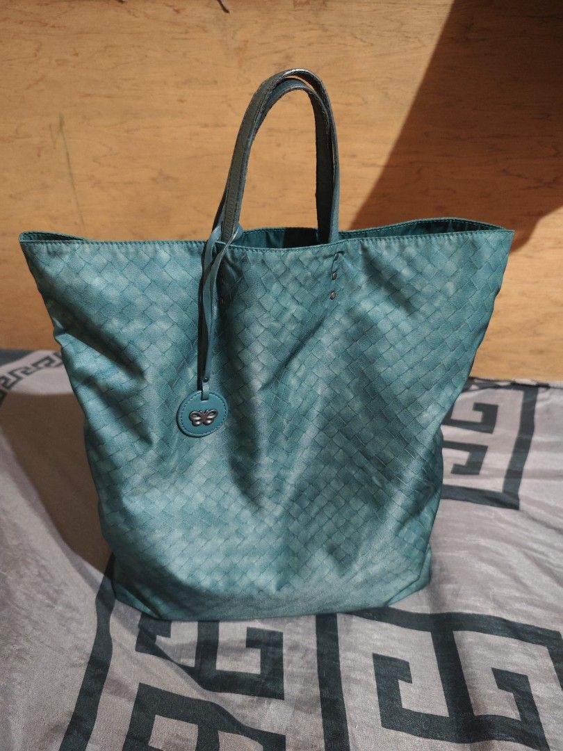 BOTTEGA VENETA TOTE BAG (Category: Tote Bags) located in Calauag. Submitted by cou1_h (Listing ID 1470206400, Image 1). Description: Excellent condition.