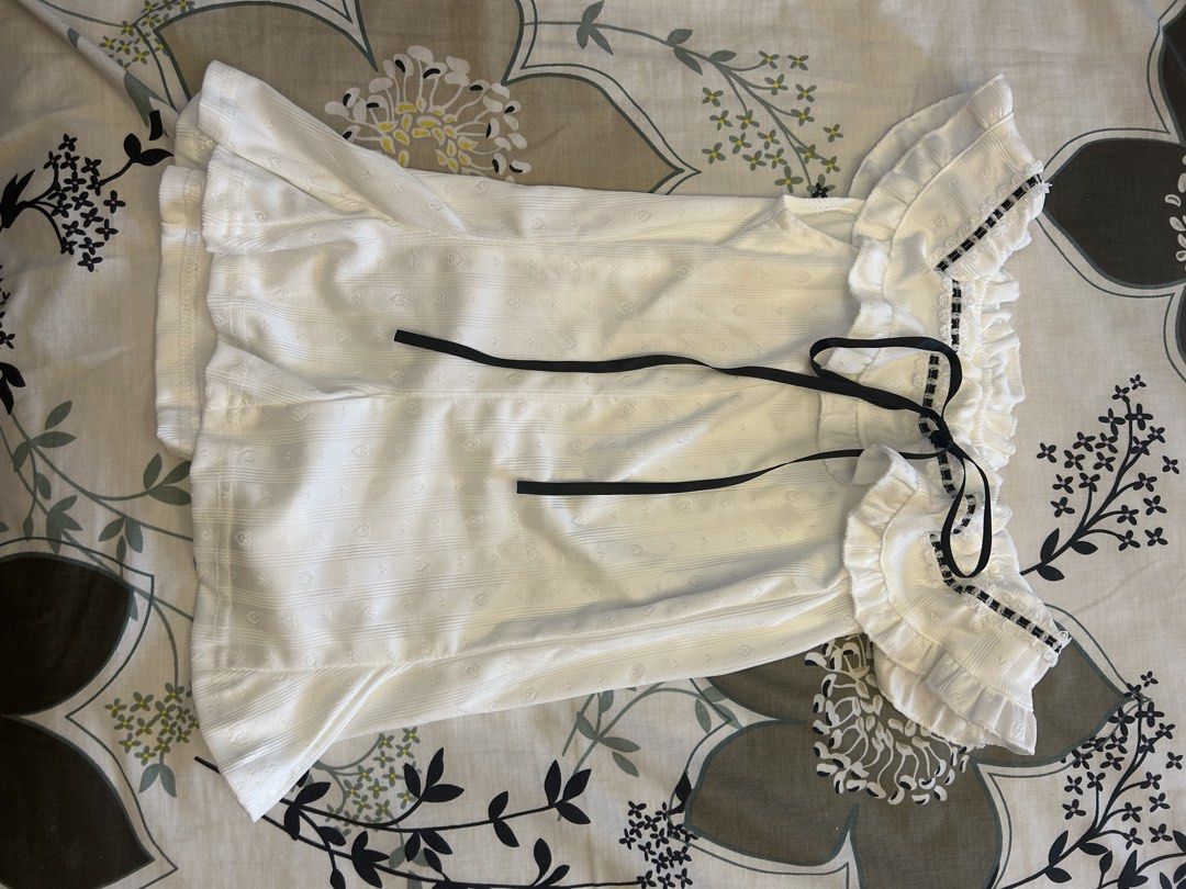 Brand New Off Shoulder Top Size Small (Category: Blouses) located in Quezon City. Submitted by alanascloset1 (Listing ID 1470224277, Image 2). Description: .