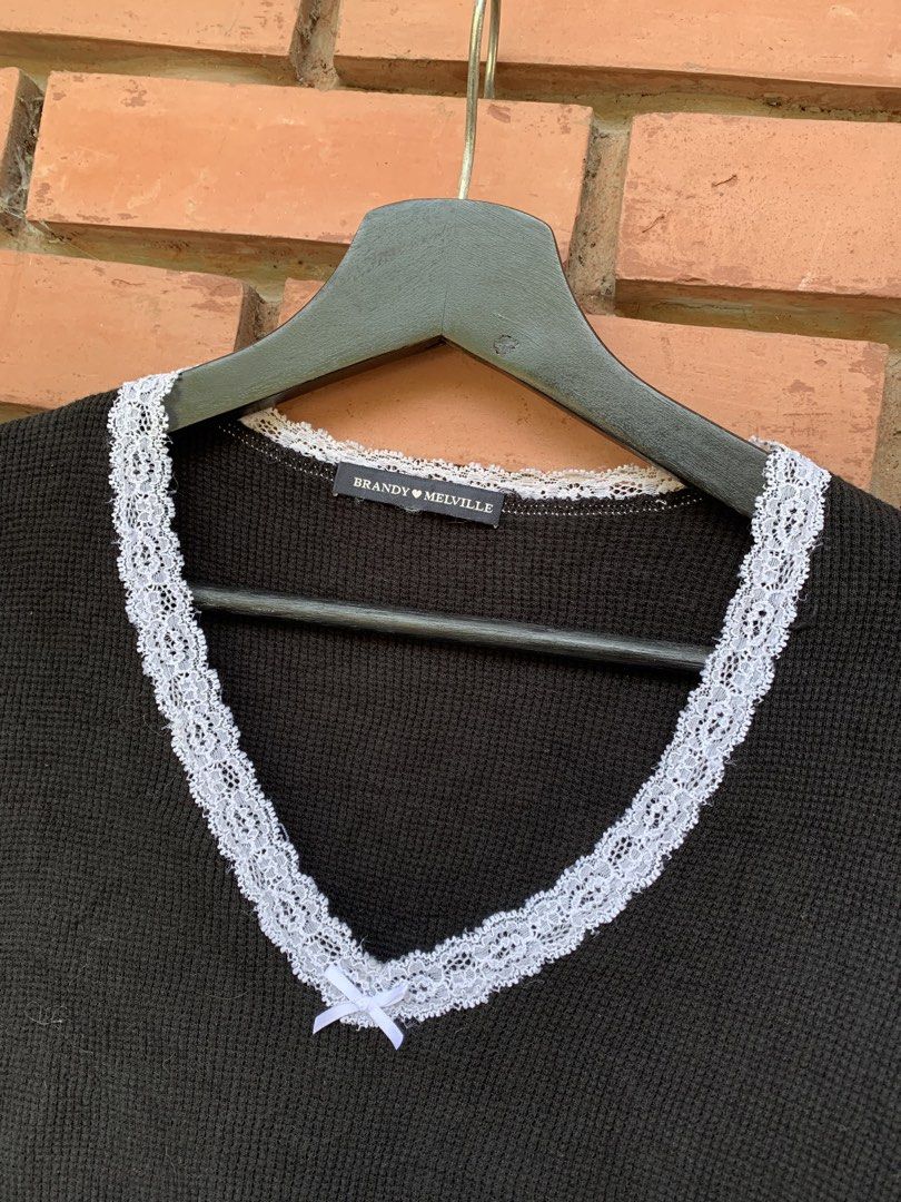 Brandy Melville Croptop (Category: Activewear) located in Bulacan. Submitted by reymarcthrifts (Listing ID 1470267180, Image 2). Description: medium fittings excellent condition needwash amoy ukay lang bulacan loc pm lang po .