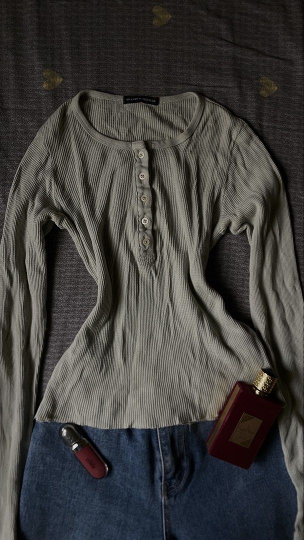 Brandy Melville long sleeve (Category: Longsleeves) located in Tagum. Submitted by faeriiie (Listing ID 1470221419, Image 1). Description: Raw hem .