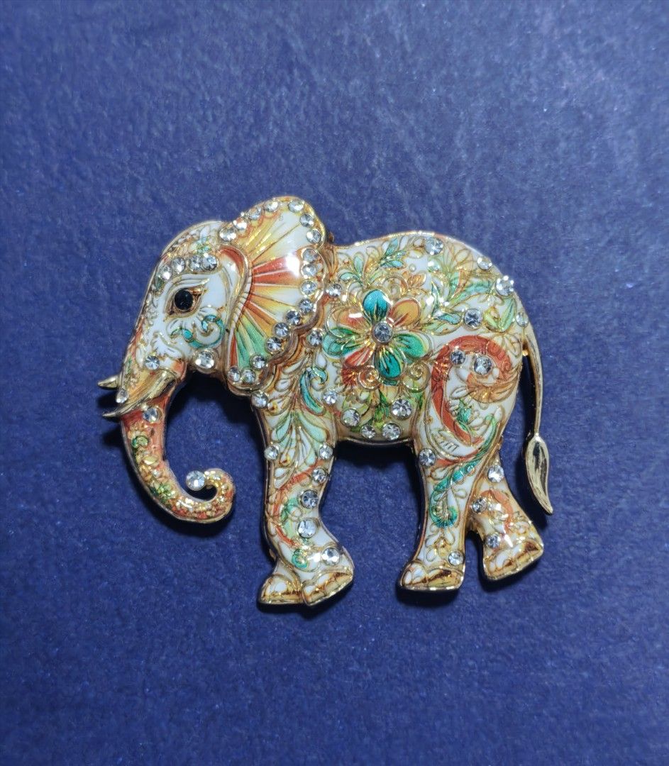 Brooch Pin Elephant (Category: Brooches) located in Taguig. Submitted by jeannescarlet (Listing ID 1470300384, Image 1). Description: 💎Brand New 💎Alloy Material.