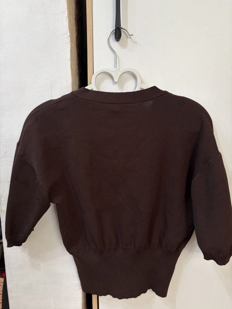 Brown Knitted Crop Top (Category: Blouses) located in Pateros City. Submitted by downsizin (Listing ID 1470167118, Image 3). Description: 17 in width x 18 in length .