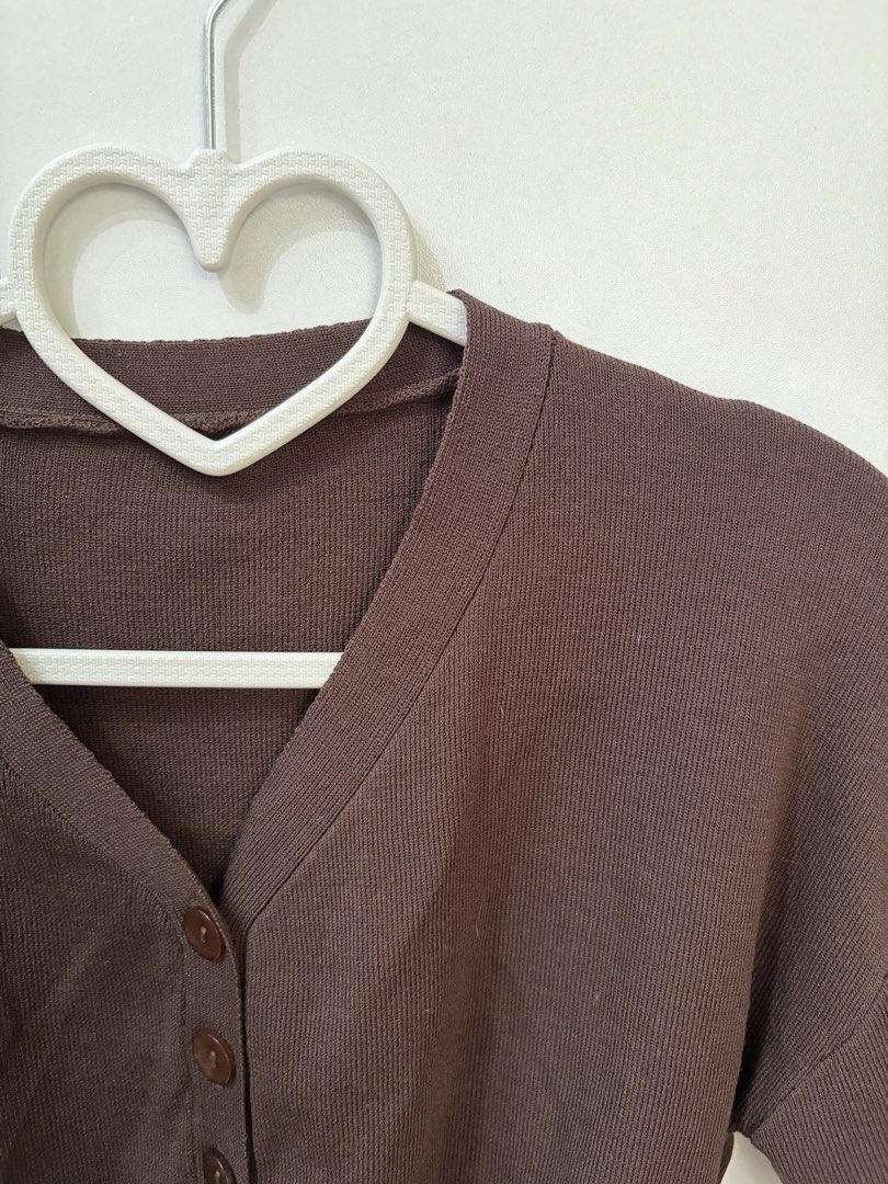 Brown Knitted Crop Top (Category: Blouses) located in Pateros City. Submitted by downsizin (Listing ID 1470167118, Image 2). Description: 17 in width x 18 in length .
