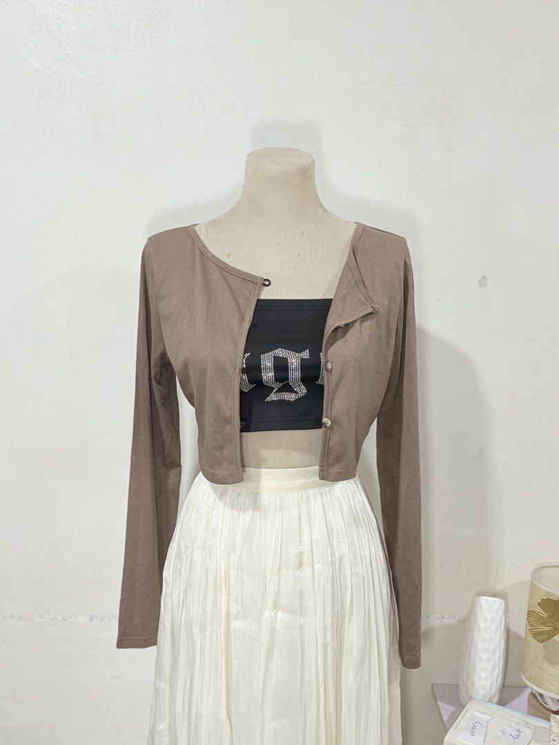 Brown Long Sleeve Crop Cardigan (Category: Coats, Jackets and Outerwear) located in Manila. Submitted by biacakes (Listing ID 1470261651, Image 2). Description: - Color: Brown - Style: Long sleeve crop cardigan with front buttons - Size: Fits small to medium - Material: Soft and comfortable - Features: Versatile piece, great for layering outfits.
