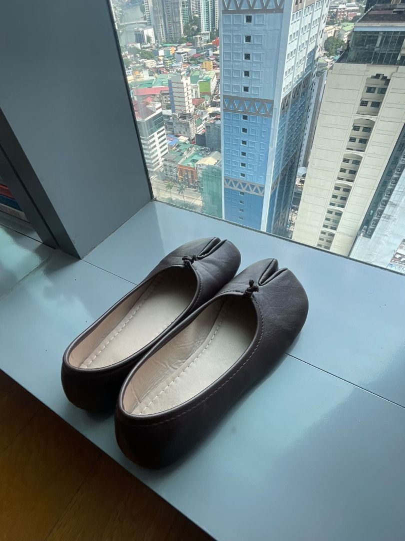 Brown Tabi Shoes Size 38 (Category: Flats & Sandals) located in Pasig City. Submitted by mimosaaas (Listing ID 1470198274, Image 2). Description: - Style: Iconic split-toe Tabi flats with a cute front knot - Material: Premium brown faux leather, clean and crease-free uppers - Size: EU 38 - Condition: Excellent, minor sole wear from indoor testing only Bought in Da Nang, Vietnam RFS: Decluttering.