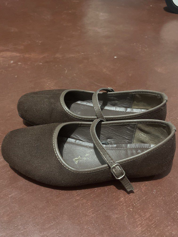 Brown Velvet Flat Shoes (Category: Flats & Sandals) located in Manila. Submitted by avyshelf (Listing ID 1470193554, Image 2). Description: Pre-loved Brown Velvet Flat shoes Size: 6 📍Sampaloc, Manila Payment via: gcash and paymaya MOD: jnt or lalamove Kindly message me to inquire! ☺️.