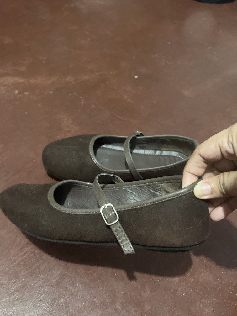 Brown Velvet Flat Shoes (Category: Flats & Sandals) located in Manila. Submitted by avyshelf (Listing ID 1470193554, Image 3). Description: Pre-loved Brown Velvet Flat shoes Size: 6 📍Sampaloc, Manila Payment via: gcash and paymaya MOD: jnt or lalamove Kindly message me to inquire! ☺️.