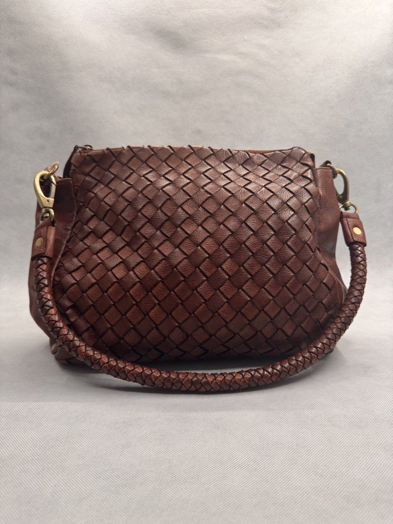 Brown Woven Leather Shoulder Bag (Category: Shoulder Bags) located in Las Pinas. Submitted by uynice.ph (Listing ID 1470263024, Image 1). Description: 🤎 Vintage Brown Woven Leather Bag A beautiful combination of woven leather in front and smooth leather at the back. Crafted from distressed leather with antique brass-tone hardware for a timeless, vintage-inspired look. ✨ Bag Details: * Condition: Brand New * Color: Vintage Brown * Material: Genui
