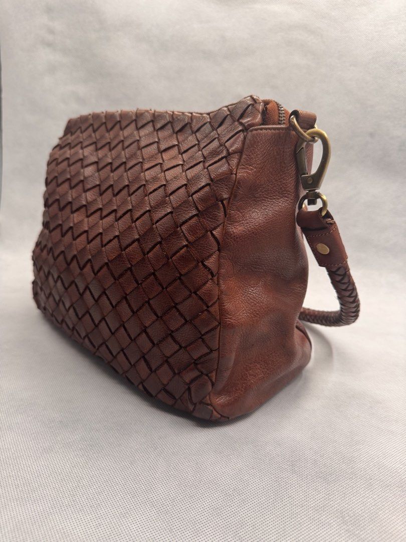 Brown Woven Leather Shoulder Bag (Category: Shoulder Bags) located in Las Pinas. Submitted by uynice.ph (Listing ID 1470263024, Image 2). Description: 🤎 Vintage Brown Woven Leather Bag A beautiful combination of woven leather in front and smooth leather at the back. Crafted from distressed leather with antique brass-tone hardware for a timeless, vintage-inspired look. ✨ Bag Details: * Condition: Brand New * Color: Vintage Brown * Material: Genui