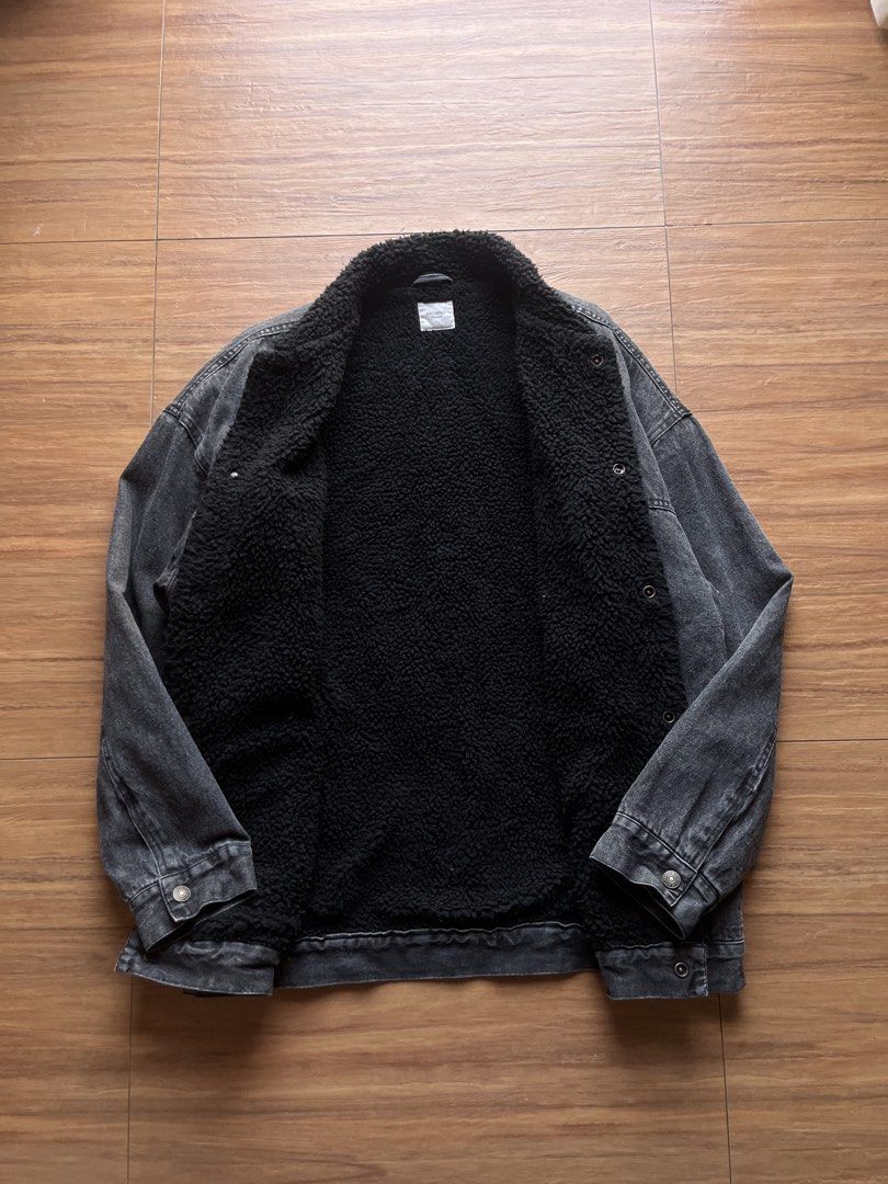 Browny Vintage Heavy Sherpa Lined Chore Jacket (Category: Coats, Jackets and Outerwear) located in Davao. Submitted by spilled.bins (Listing ID 1470266622, Image 2). Description: Browny Vintage Heavy Sherpa Lined Chore Jacket Width: 24in Length: 30in XL Measurement Tiny Tatter Excellent Condition . Mine: ₱1,000 +shipping fee on top . Model Reference: Height: 5’5 feet Weight: 68kg.