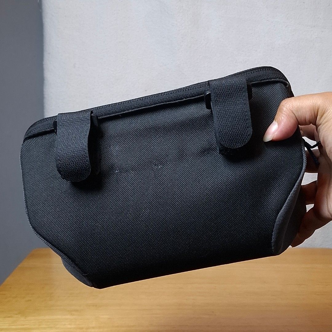 B'Twin Bike Handlebar Bag (Category: Belt bags, Clutches and Pouches) located in Baguio. Submitted by kathuu27 (Listing ID 1470223543, Image 2). Description: B'Twin Bike Handlebar Bag 2.5L Excellent condition Napalitan lang po yung zipper puller Baguio City Based (open for dropping/meet-up) Outside Baguio - Payment First Shipping +SF Courier: Jnt.