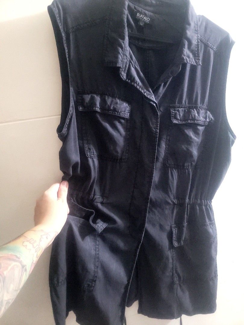 Buffalo Utility Top. As new (Category: Blouses) located in Los Banos. Submitted by lopecruz (Listing ID 1470262908, Image 3). Description: 25"armpit laid flat 31"length L -XL black, not kupas, like new perfect for biker shorts.