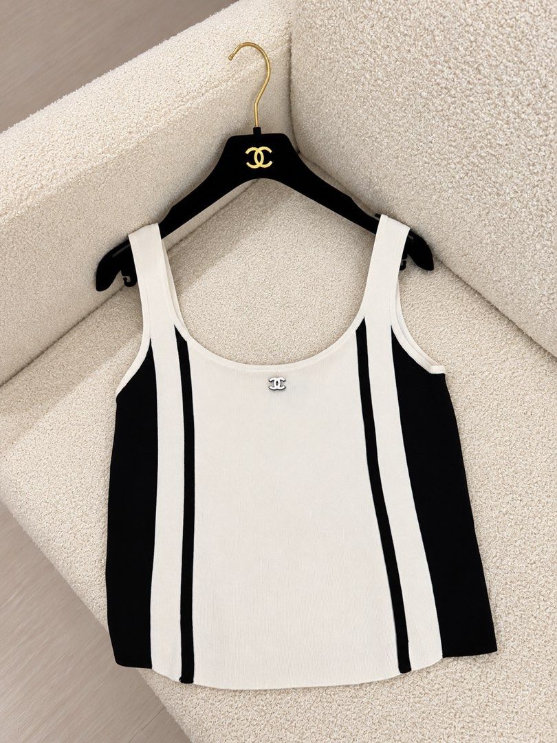 ⚜️Bundle ˚˖𓍢ִ໋❀ - Chanel sleeveless top (Category: Luxury Apparel) located in Makati City. Submitted by 90sangel (Listing ID 1470279304, Image 3). Description: Sexyyy 🖤.