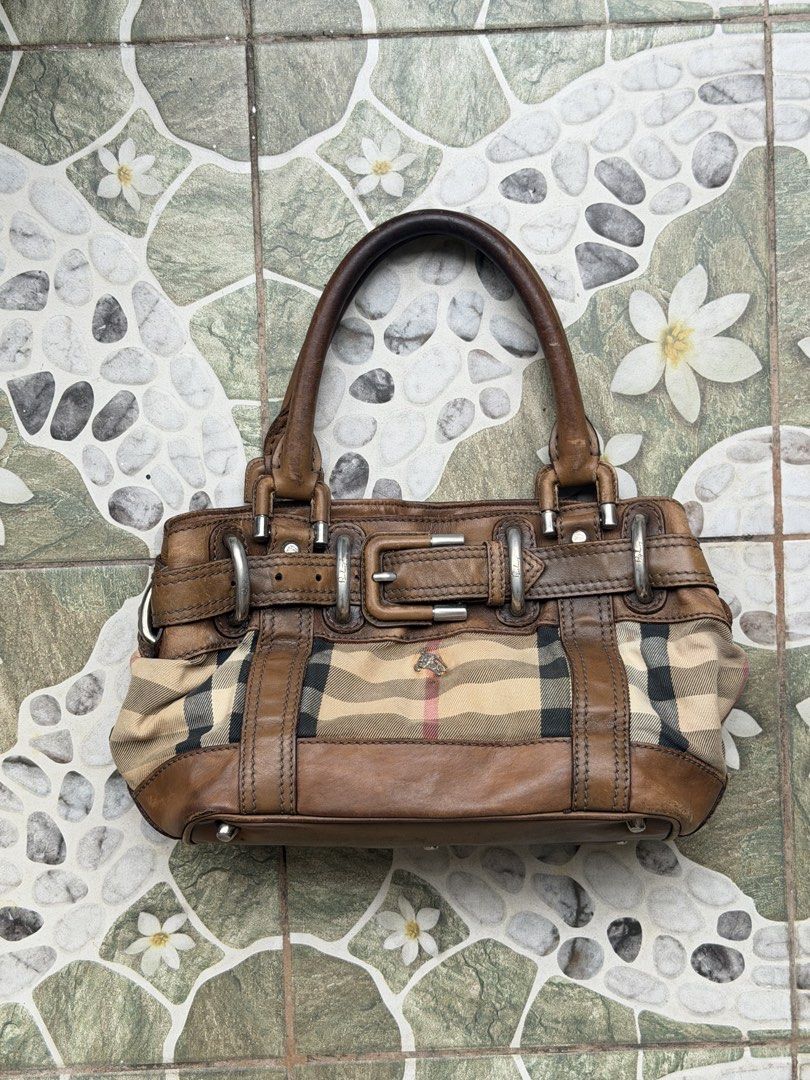 Burberry Beaton (Category: Luxury Bags & Wallets) located in Manila. Submitted by angelconscious (Listing ID 1470283914, Image 2). Description: Very rare burberry beaton, however shes been well used by the previous owner 💔 still presentable in a way. She can fit a 11 inch ipad perfectly, and she can suprisingly fit a lot of item for a medium size bag Major issues consists of: Exposed piping Small tear in fabric in the back Rust stain on canvas d