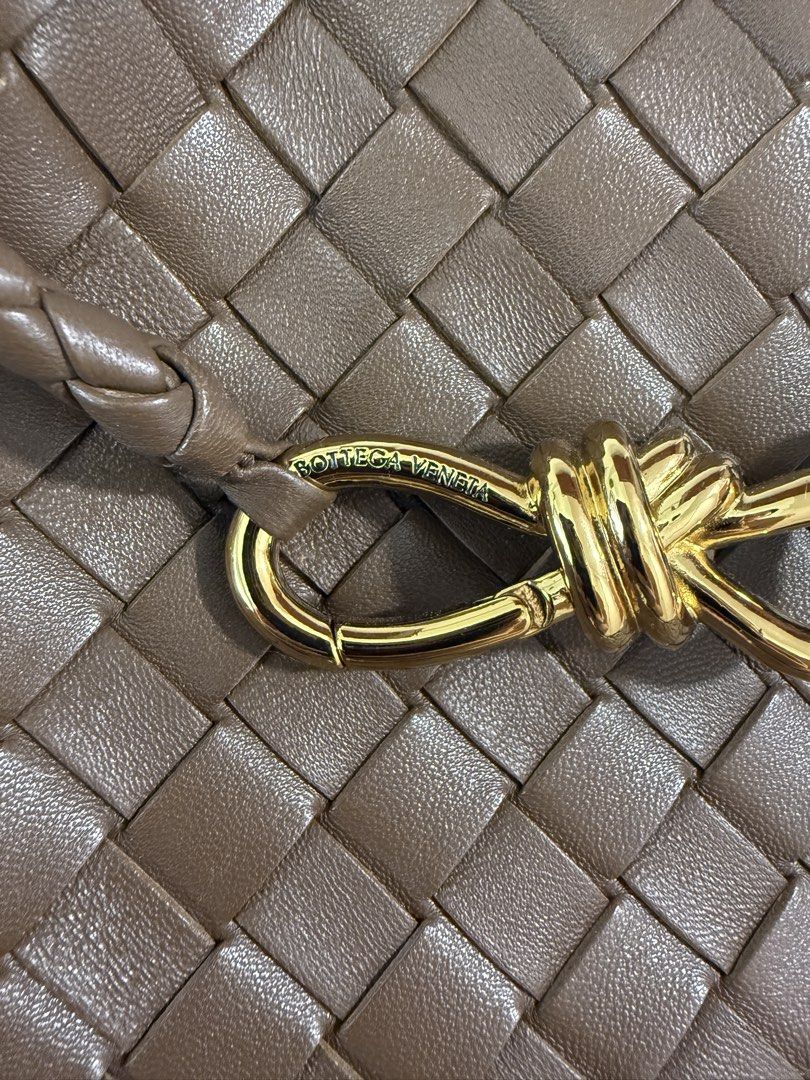 BV Andiamo Intrecciato Medium 32cm (Category: Shoulder Bags) located in Makati City. Submitted by empiricalluxe (Listing ID 1470177047, Image 2). Description: Nocciola (hazelnut) with gold hardware With dust bag 📍Legazpi Village, Makati I’m on the nightshift so replies may be slow during the daytime Buyers will be responsible for booking and paying for same-day delivery service For buyers in Metro Manila and nearby areas only that are serviceabl