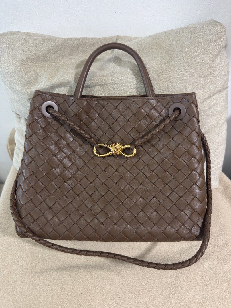 BV Andiamo Intrecciato Medium 32cm (Category: Shoulder Bags) located in Makati City. Submitted by empiricalluxe (Listing ID 1470177047, Image 1). Description: Nocciola (hazelnut) with gold hardware With dust bag 📍Legazpi Village, Makati I’m on the nightshift so replies may be slow during the daytime Buyers will be responsible for booking and paying for same-day delivery service For buyers in Metro Manila and nearby areas only that are serviceabl