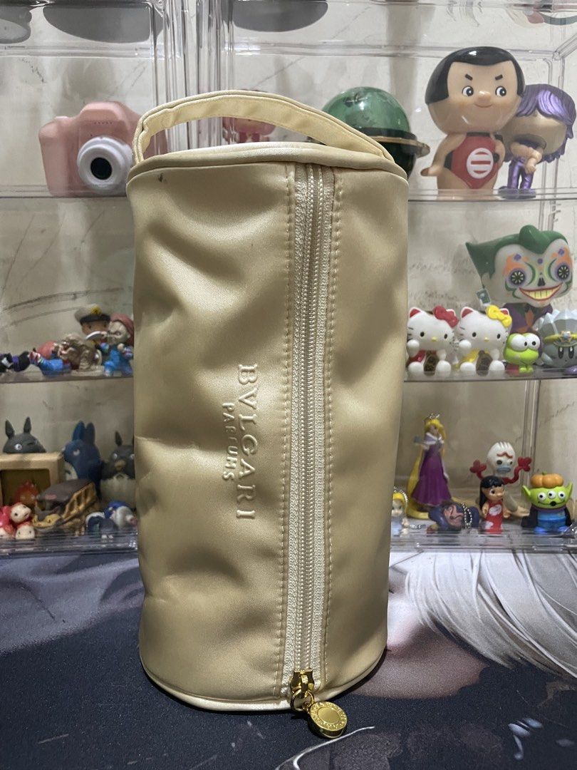 BVULGARI PARFUMS GOLD TOILETRY BAG (Category: Luxury Bags & Wallets) located in Agdangan. Submitted by kuradekawaii_06 (Listing ID 1470285170, Image 3). Description: .