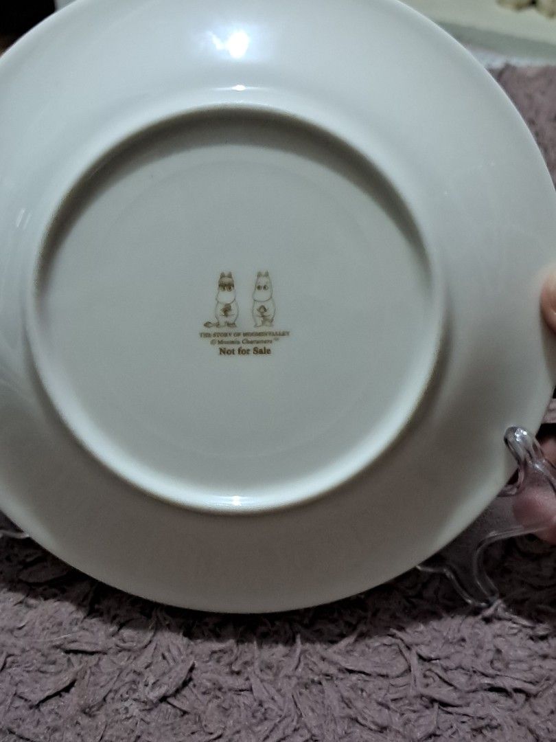 Cake plate (Category: Dinnerware & Cutlery) located in Cavite. Submitted by secretjapansurplus (Listing ID 1470241653, Image 3). Description: 1 pc available Authentic Yamaka Japan "The Story of Moomin Valley" 6.5-inch Ceramic Cake Plate. This is an officially licensed, Japan-exclusive promotional item featuring a classic, collectible illustration. Product Details: • Design: Moomintroll and Snorkmaiden with the quote: "If you want to live in Moomi
