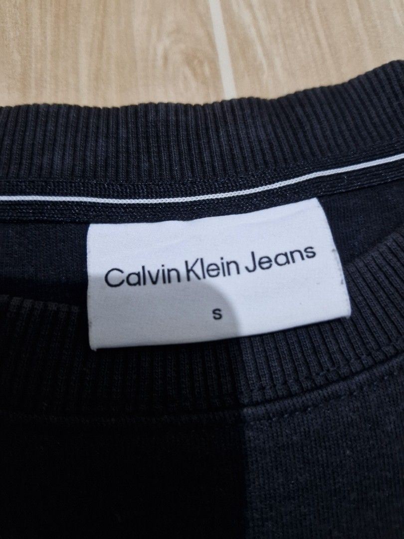 Calvin Klein (Category: Coats, Jackets and Outerwear) located in Antipolo. Submitted by kentoy6666 (Listing ID 1470308350, Image 3). Description: .