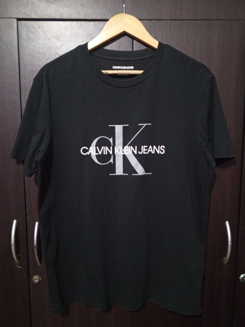 Calvin Klein Jeans Monogram Logo Tee (Category: Tshirts & Polo Shirts ) located in Santa Maria. Submitted by paulo-garcia21 (Listing ID 1470267793, Image 1). Description: large on tag 20.5 by 27.5 excellent condition no flaws.