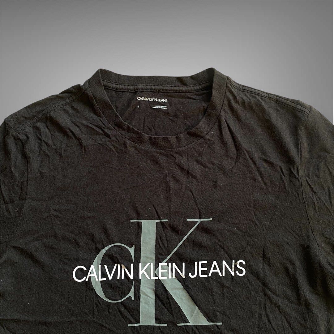 Calvin Klein Shirt (Category: Tshirts & Polo Shirts ) located in Sipalay. Submitted by ngipngipthrift (Listing ID 1470255190, Image 2). Description: Calvin Klein Shirt Medium Like new condition No issues Need wash only 550 + sf🏷️ Pm me if interested🤝.