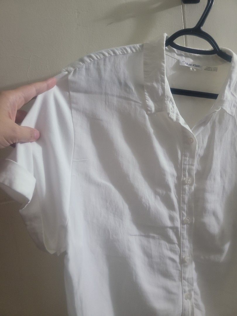 Calvin Klein White top (Category: Blouses) located in Los Banos. Submitted by lopecruz (Listing ID 1470268501, Image 3). Description: 22"armpit laid flat 27"length M-L like new.