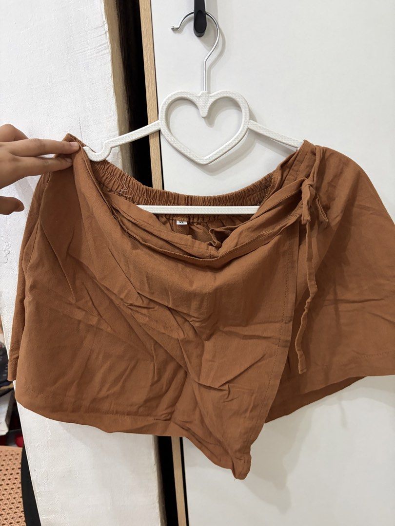 Camel Brown linen Skort (Category: Skirts) located in Pateros City. Submitted by downsizin (Listing ID 1470167672, Image 1). Description: Garterized, can fit size 29- 35.