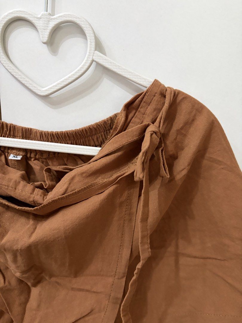 Camel Brown linen Skort (Category: Skirts) located in Pateros City. Submitted by downsizin (Listing ID 1470167672, Image 2). Description: Garterized, can fit size 29- 35.