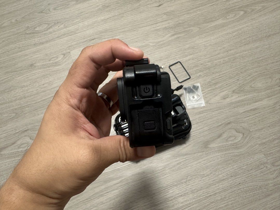 Camera (Category: Cameras) located in Singapore. Submitted by heykelkenobi (Listing ID 1470214787, Image 8). Description: Used once and kept in storage box so long letting go asap, no nego fixed price.
