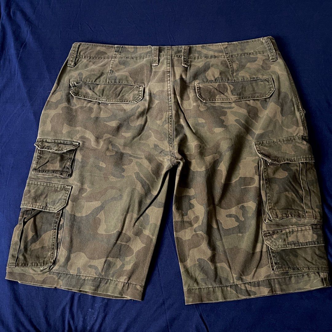 Camo Cargo Shorts (Category: Shorts) located in Marikina City. Submitted by pyolo (Listing ID 1470202459, Image 2). Description: Thrifted in Baguio Heavyweight Waist: 19.5 in Length: 22.5 in Leg hole: 11.5 in.