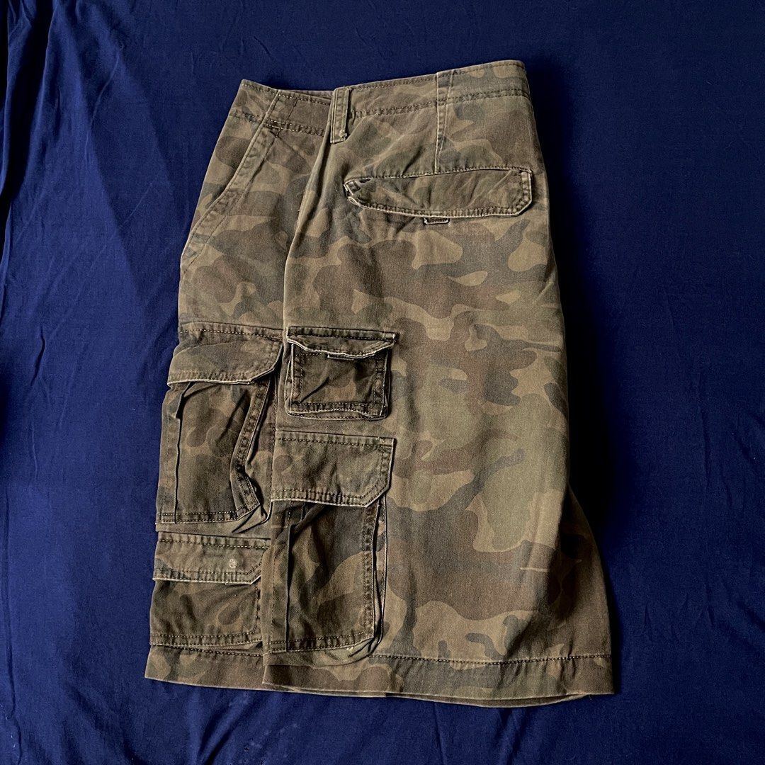 Camo Cargo Shorts (Category: Shorts) located in Marikina City. Submitted by pyolo (Listing ID 1470202459, Image 3). Description: Thrifted in Baguio Heavyweight Waist: 19.5 in Length: 22.5 in Leg hole: 11.5 in.