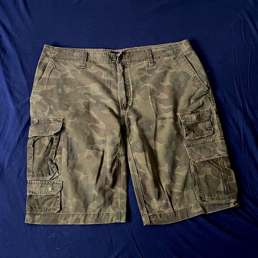 Camo Cargo Shorts (Category: Shorts) located in Marikina City. Submitted by pyolo (Listing ID 1470202459, Image 1). Description: Thrifted in Baguio Heavyweight Waist: 19.5 in Length: 22.5 in Leg hole: 11.5 in.