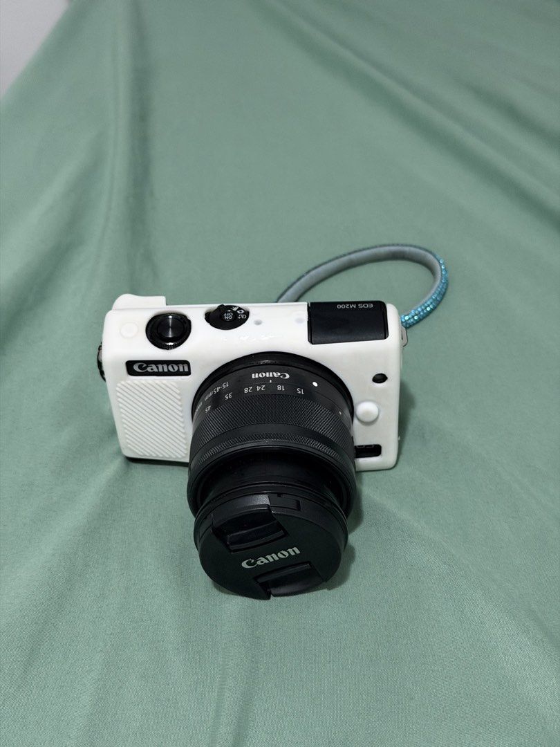 Canon EOS M200 (Category: Cameras) located in Rizal. Submitted by lovedby_kkkk (Listing ID 1470263416, Image 2). Description: ~ Used but still looking bnew ~ good dupe for canon G7X mark ii ~ Zoom lens EF-M15-45mm ~ Battery Charging ~ Battery Pack ~ No more box, i left in abroad. ~ No any issues all working properly RFS: Bought new camera Meet up: Antipolo Robinson.