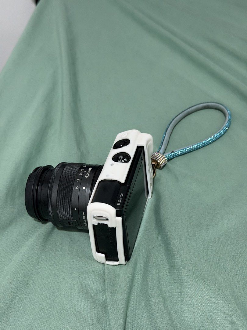 Canon EOS M200 (Category: Cameras) located in Rizal. Submitted by lovedby_kkkk (Listing ID 1470263416, Image 3). Description: ~ Used but still looking bnew ~ good dupe for canon G7X mark ii ~ Zoom lens EF-M15-45mm ~ Battery Charging ~ Battery Pack ~ No more box, i left in abroad. ~ No any issues all working properly RFS: Bought new camera Meet up: Antipolo Robinson.
