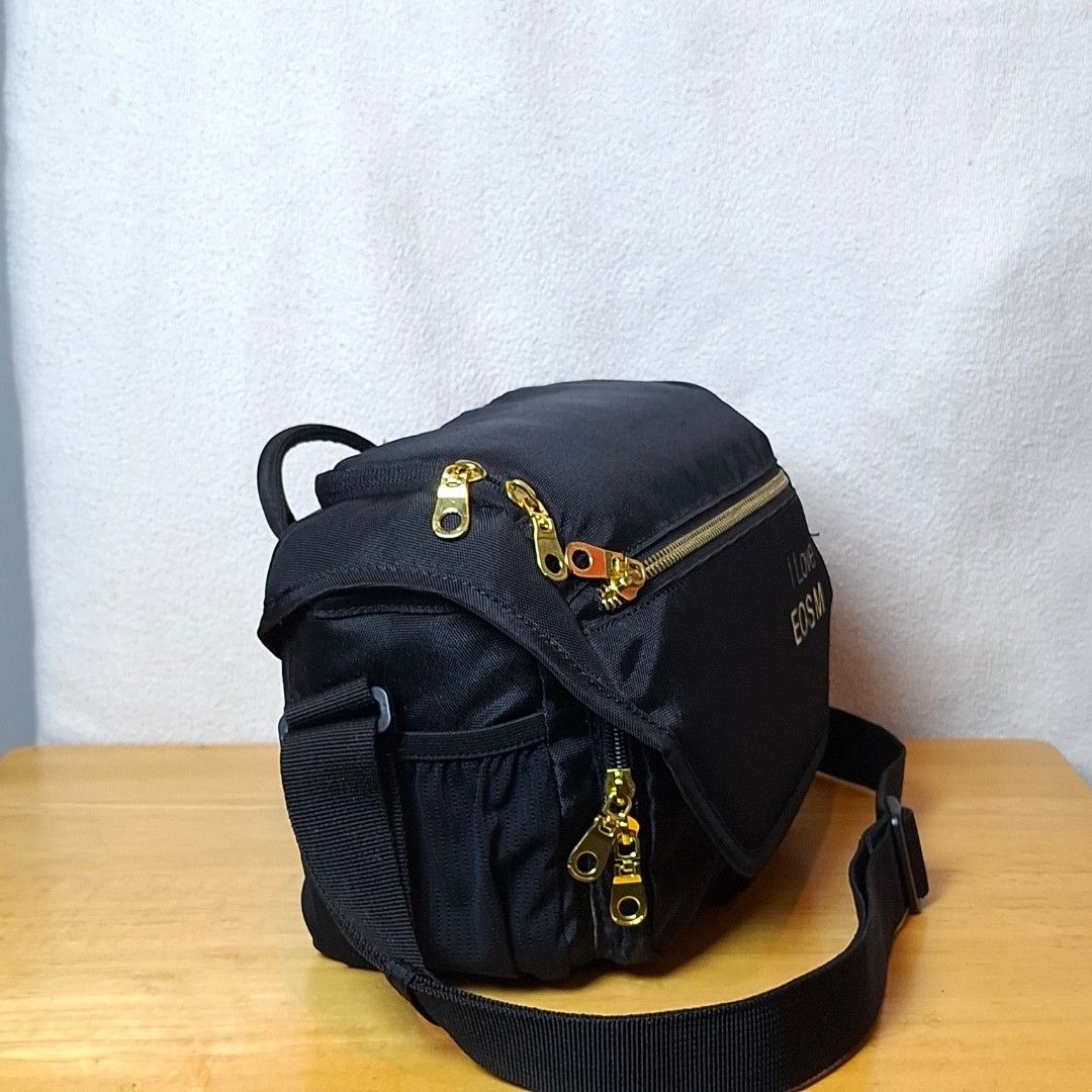 Canon EOS-M Camera Sling Bag (Category: Camera Bags & Carriers) located in Baguio. Submitted by kathuu27 (Listing ID 1470216355, Image 3). Description: Canon EOS-M Camera Sling Bag 25x12x18cm Verygood condition Minimal sign of usage Baguio City Based (open for dropping/meet-up) Outside Baguio - Payment First Shipping +SF Courier: Jnt.