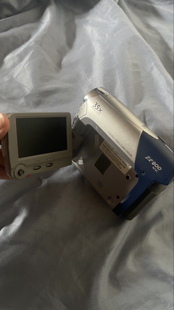Canon ZR800 (Category: Video Cameras) located in Manila. Submitted by swiftflower.329e2b (Listing ID 1470205126, Image 2). Description: .