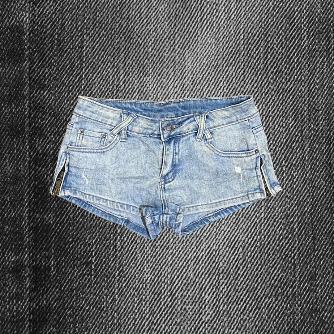Cargo light wash soft denim low rise short (Category: Shorts) located in Caloocan City. Submitted by blairbyysha (Listing ID 1470315755, Image 1). Description: Size 25/27 Length 8 ISSUE: The zipper puller on the right side is broken.