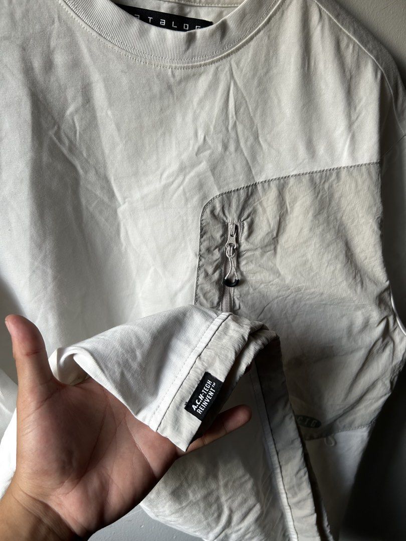 Catalog Tech Pocket T-Shirt White Size S (Category: Tshirts & Polo Shirts ) located in Amadeo. Submitted by archived_stole (Listing ID 1470297931, Image 3). Description: Catalog Nylon Pocket Tee Small On Tag Dimension: 23.5” Width 27”Length Condition: Excellent to New! Color rate: 9.5/10 issue: NONE! Pm/Dm📥 Jnt/Lalamove🛵.