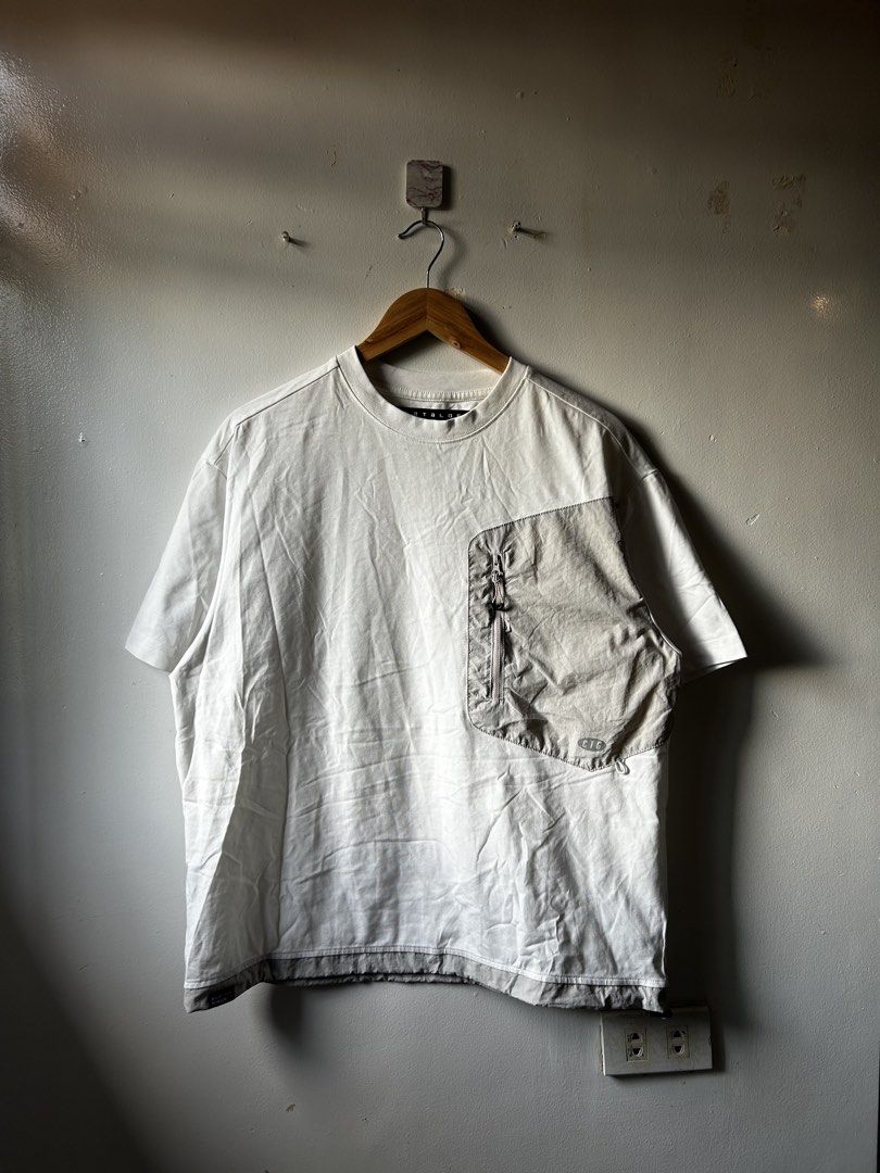 Catalog Tech Pocket T-Shirt White Size S (Category: Tshirts & Polo Shirts ) located in Amadeo. Submitted by archived_stole (Listing ID 1470297931, Image 1). Description: Catalog Nylon Pocket Tee Small On Tag Dimension: 23.5” Width 27”Length Condition: Excellent to New! Color rate: 9.5/10 issue: NONE! Pm/Dm📥 Jnt/Lalamove🛵.