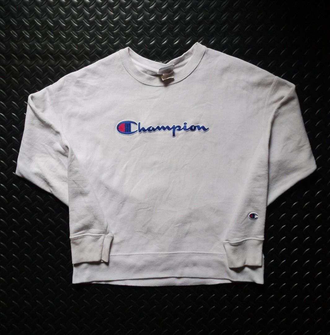 Champion Reverse Weave Crewneck (Category: Activewear) located in Baguio. Submitted by bado.feels (Listing ID 1470183878, Image 1). Description: Embroidered Logo Size Large on tag can fit to medium Width 23 Length 24 Sleeves 21.5 650+sf.