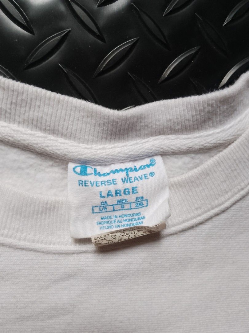 Champion Reverse Weave Crewneck (Category: Activewear) located in Baguio. Submitted by bado.feels (Listing ID 1470183878, Image 3). Description: Embroidered Logo Size Large on tag can fit to medium Width 23 Length 24 Sleeves 21.5 650+sf.