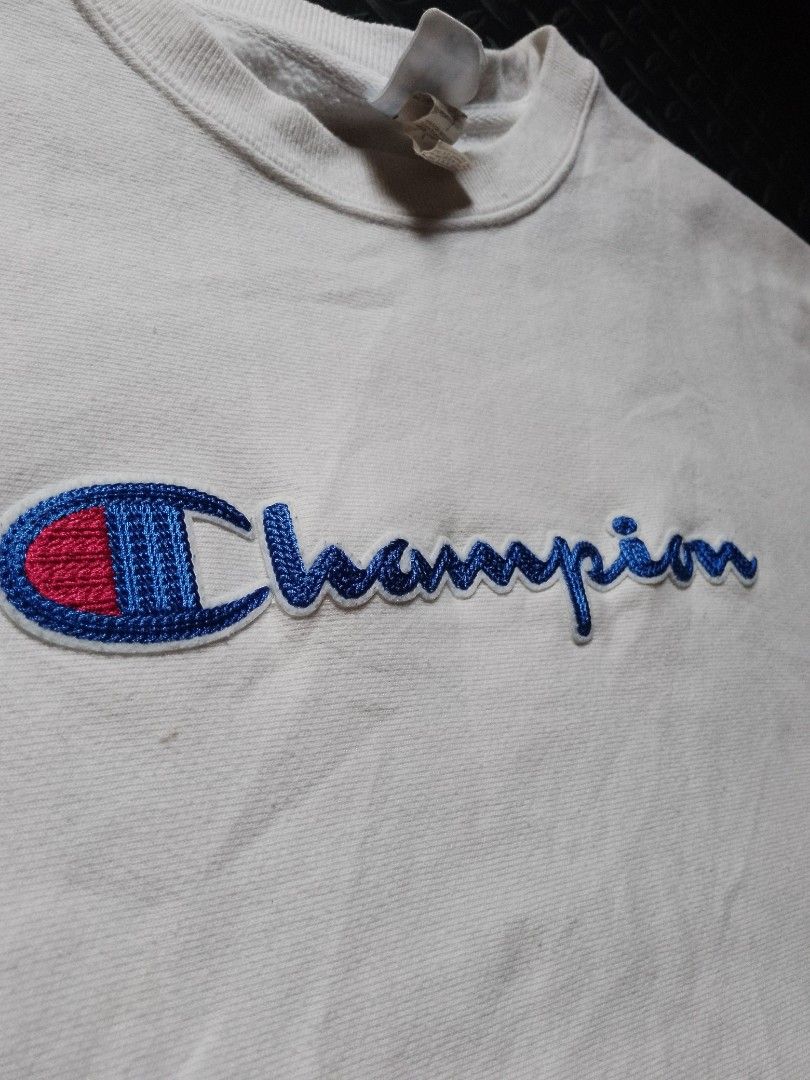 Champion Reverse Weave Crewneck (Category: Activewear) located in Baguio. Submitted by bado.feels (Listing ID 1470183878, Image 2). Description: Embroidered Logo Size Large on tag can fit to medium Width 23 Length 24 Sleeves 21.5 650+sf.