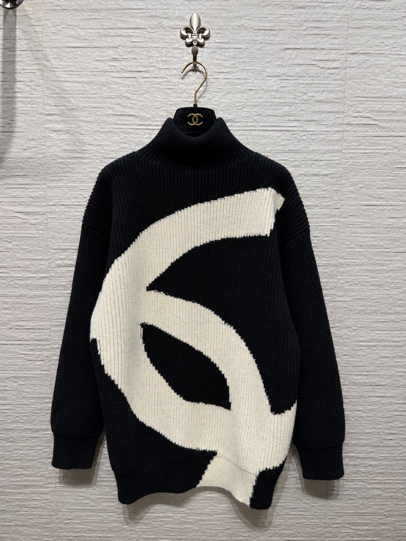 ⚜️Chanel Coco Neige 2026 Sweater (Category: Luxury Apparel) located in Makati City. Submitted by 90sangel (Listing ID 1470288915, Image 2). Description: .