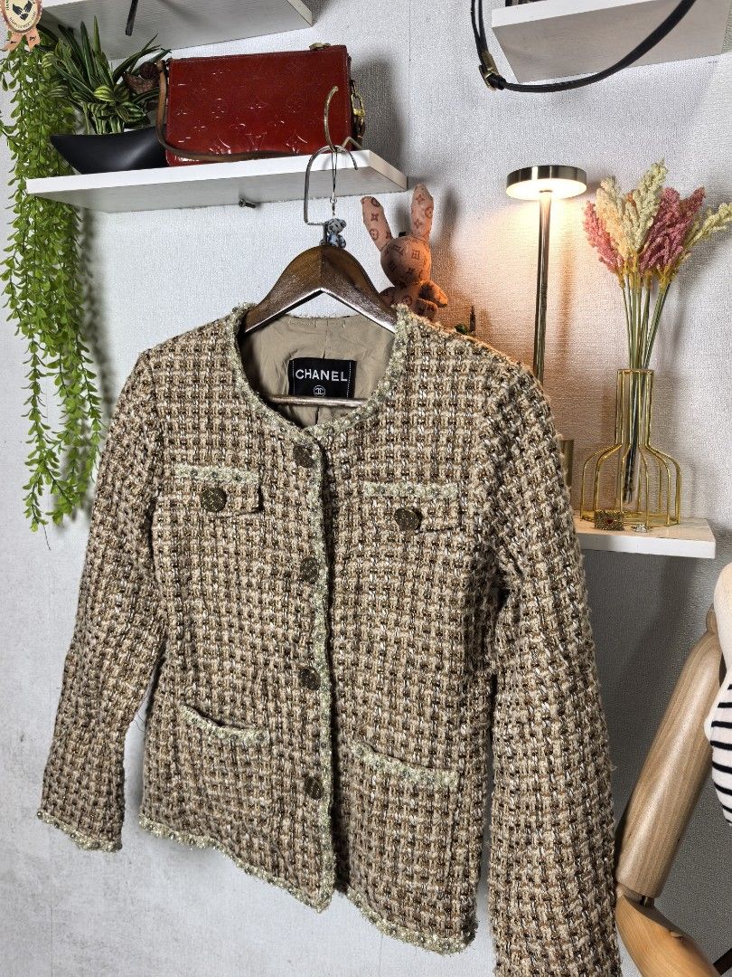 Chanel tweed CC buttons (Category: Luxury Apparel) located in Baguio. Submitted by ashzachary (Listing ID 1470299348, Image 3). Description: Chanel tweed CC buttons Condition :Excellent condition Color rate 10/10 Size :Medium Inches:W18/L23 No issues No flaws Super ganda sa personal Pm. More details Good quality Plsss 📌No Bogus 📌No return MOP What you see is what you get PALAWAN, CEBUNA GCASH AND BDO Reminder😊 We're selling thrifted clothes so