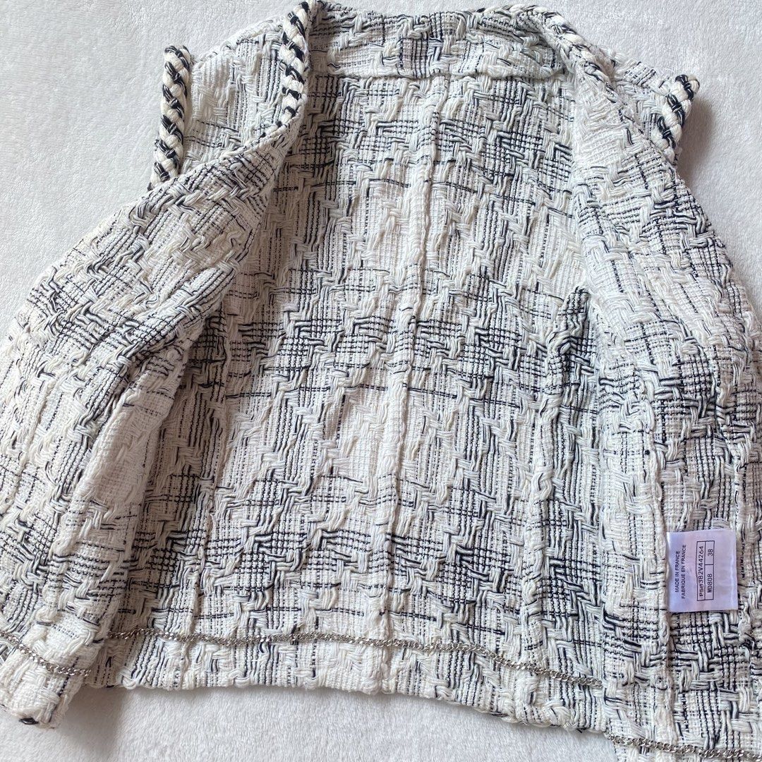 💫Chanel Tweed Vest Top (Category: Others Tops) located in Manila. Submitted by yourdaily_obsessions (Listing ID 1470267823, Image 3). Description: Item: Chanel •Size: 38 on tag, S-M •Measurements: 15x17 inches •w/ sparkling effect in person, so cute!🥺🤍 - Notes before making an offer❗️ •Photos are provided for self authentication. •Bogus/irresponsible buyer auto blocked •Check details first, to see minimal flaw/issue if any. •Payment First. No 