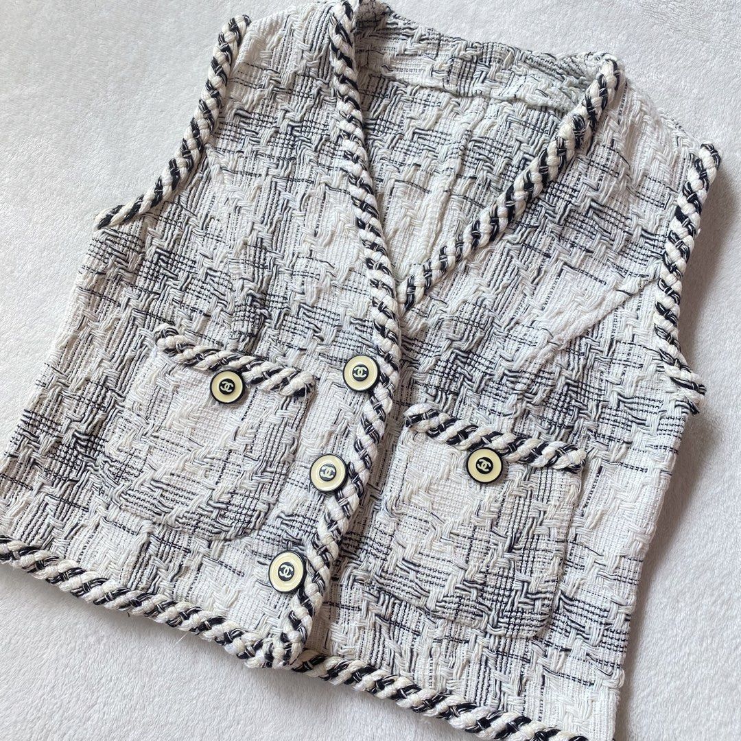 💫Chanel Tweed Vest Top (Category: Others Tops) located in Manila. Submitted by yourdaily_obsessions (Listing ID 1470267823, Image 2). Description: Item: Chanel •Size: 38 on tag, S-M •Measurements: 15x17 inches •w/ sparkling effect in person, so cute!🥺🤍 - Notes before making an offer❗️ •Photos are provided for self authentication. •Bogus/irresponsible buyer auto blocked •Check details first, to see minimal flaw/issue if any. •Payment First. No 