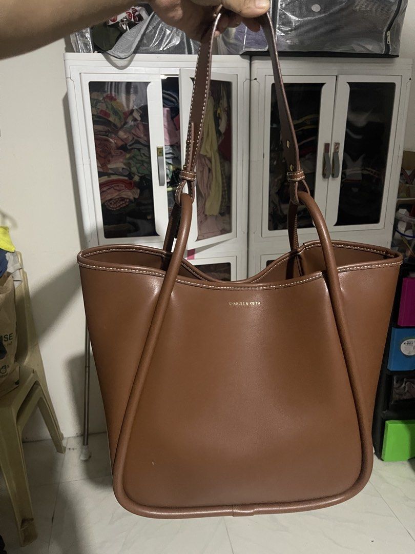 Charles & Keith Lyla Tote Bag with pouch (Category: Tote Bags) located in Manila. Submitted by pray.loved.life (Listing ID 1470235758, Image 1). Description: .