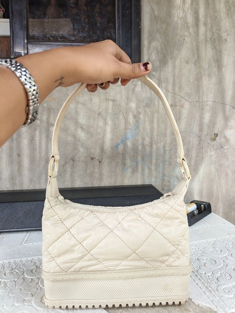 Charles&Keith small shoulder bag (Category: Shoulder Bags) located in Quezon, Isabela. Submitted by ukay-ukaybylyn (Listing ID 1470208749, Image 2). Description: wala puller nya and madumi sa loob kasya phone.