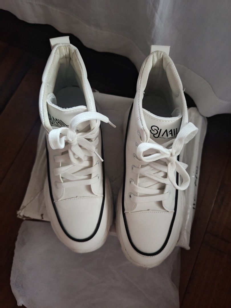 CHUNKY SNEAKERS FOR WOMEN (Category: Sneakers) located in Manila. Submitted by ethelalyssaa_cat (Listing ID 1470156626, Image 1). Description: FOR SALE: CHUNKY SNEAKERS 👟 • Only used once for a concert • No issues; just needs a little cleaning • Price: ₱600 (negotiable) • Size: 39 (I’m usually size 37, but the sizing runs small, so I got size 39 for allowance) 📍 MOP: GCash (preferred) or cash 🚚 Delivery: Pick-up or Lalamove 💸 GCash or cash pa
