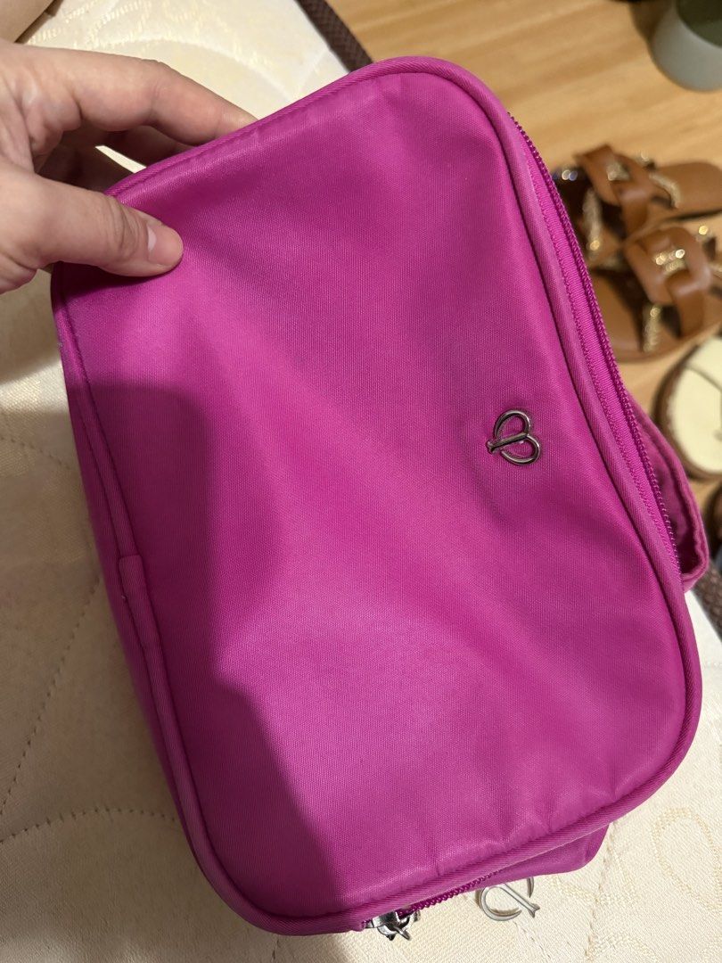 Cle de Peau Make up pouch (Category: Purses & Pouches) located in Cebu City. Submitted by sultrychicmary (Listing ID 1470185458, Image 1). Description: has many compartments you can secure your lipsticks without scratches and separate zipperize compartment for the make up brushes or for your blushes to avoid scratches on the casing.